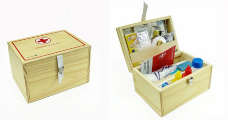 Botiquin de madera 18,5x13,8x10,5 cm (22 productos). Codigo: B06-206