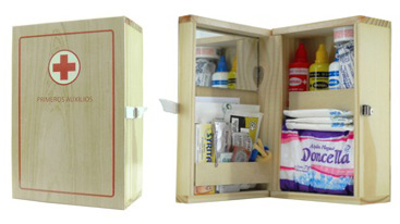 Botiquin de madera 24,5x17x10 cm (23 productos). Codigo: B08-251